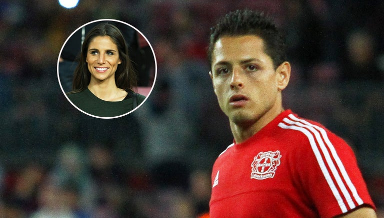 Lucía Villalón apoya a Chicharito en el Camp Nou