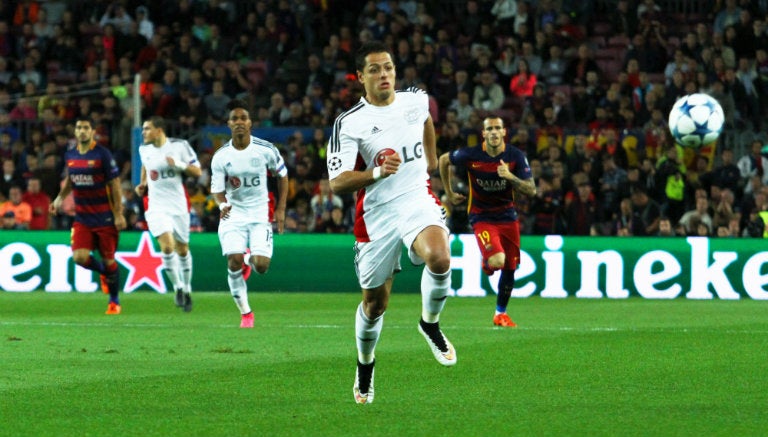 Chicharito trata de controlar un balón largo