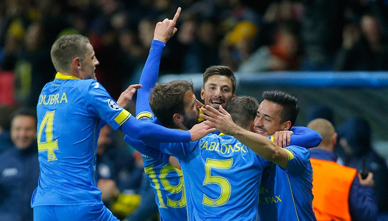 Jugadores del Bate celebran un gol