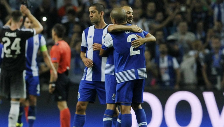 Jugadores del Porto festejan victoria contra Chelsea