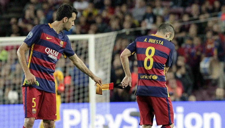 Andrés Iniesta le entrega el gafete de capitán a Busquets tras lesionarse