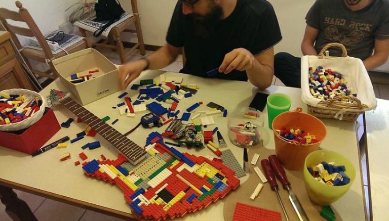 Momento de la creación de la guitarra hecha de Lego