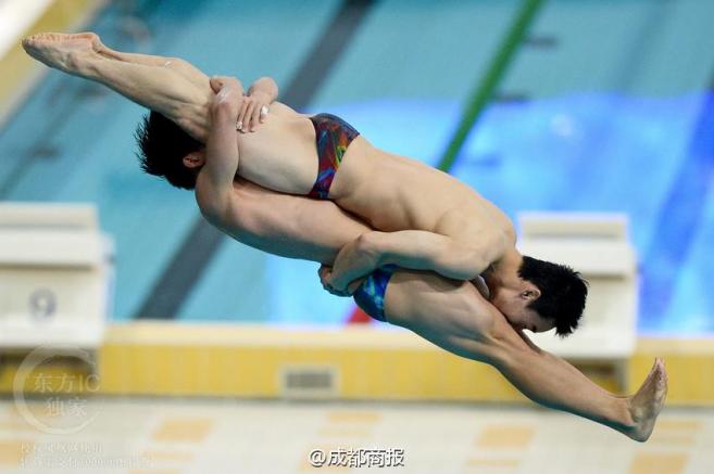 Los medallistas chinos durante la ejecución de un clavado