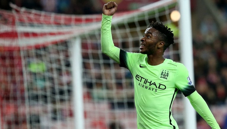 Raheem Sterling festeja un gol con el Manchester City