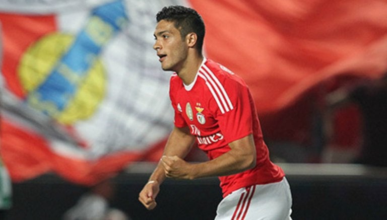 Jiménez festeja su gol con Benfica