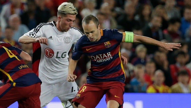 Iniesta pelea un balón en el juego contra Bayer Leverkusen