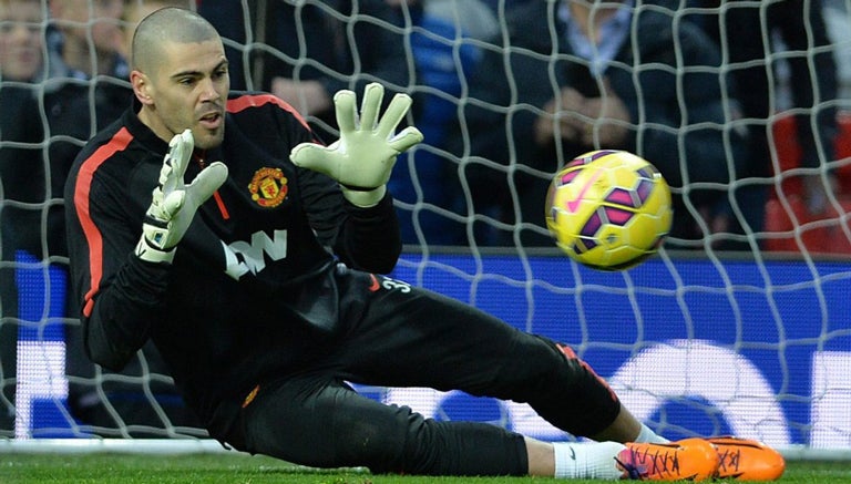 Víctor Valdés, en un calentamiento con el United