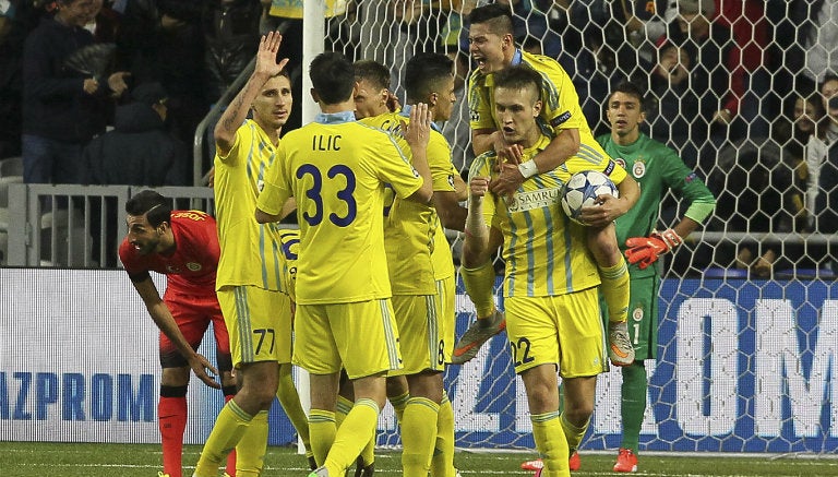 Jugadores del Astana festejan una anotación contra Galatasaray