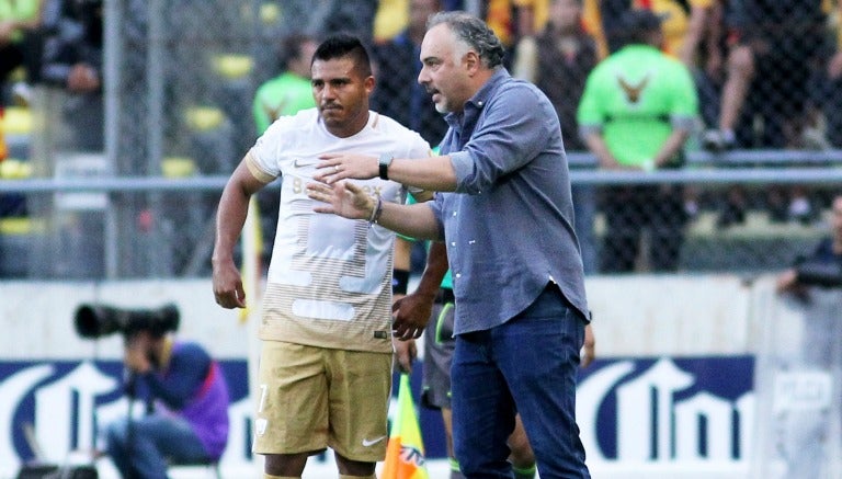 Memo Vázquez da instrucciones a su jugador