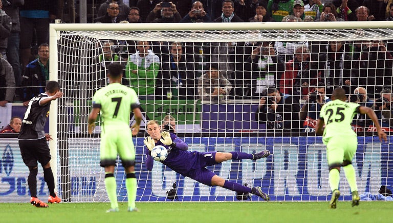 Momento en el que Joe Hart ataja el penalti a Raffael