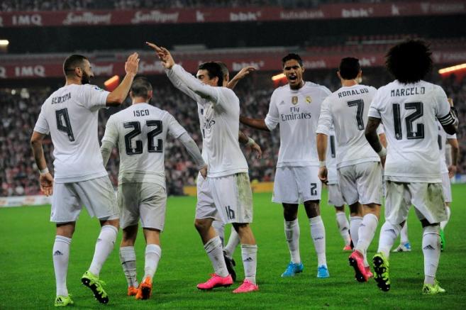 Jugadores del Real Madrid festejan un gol