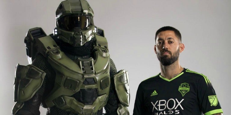 Clint Dempsey modela la nueva equipación de Seattle