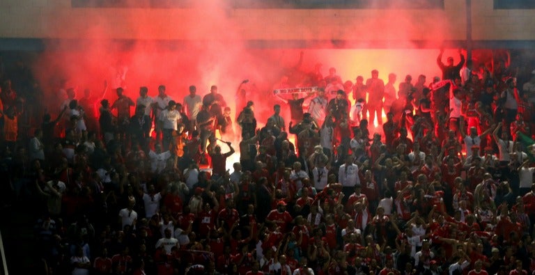 Aficionados del Benfica con bengalas encendidas en el Vicente Calderón