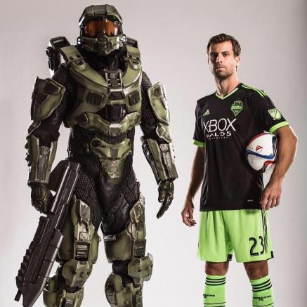 Ivanschitz posa junto a Masterchief en el promocional