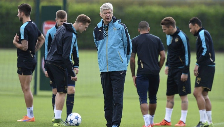 Wenger junto a su equipo durante un entrenamiento