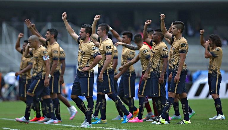 Jugadores de Pumas preparando una Goya con la afición