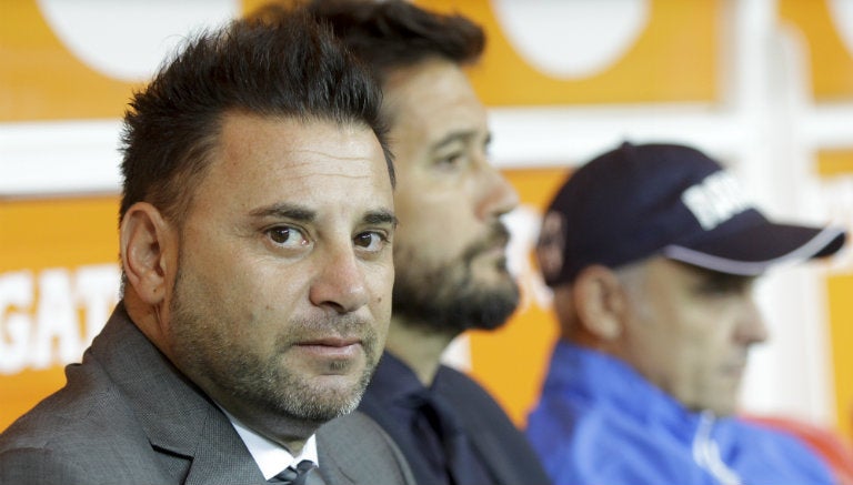 Antonio Mohamed en el banquillo rayado