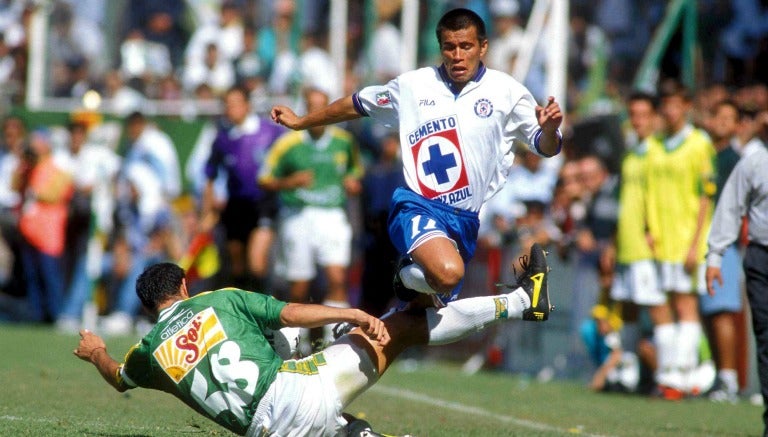 Julio César Yegros y Carlos Turrubiates pelean por un balón