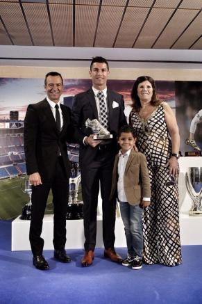 Cristiano junto a su hijo, su madre y su representante, Jorge Mendes