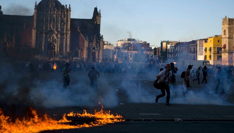 Así fueron los disturbios en el Zócalo de la Ciudad de México