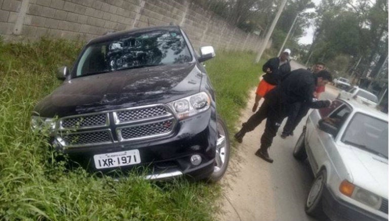 El automóvil del brasileño quedó atorado en la orilla de la carretera