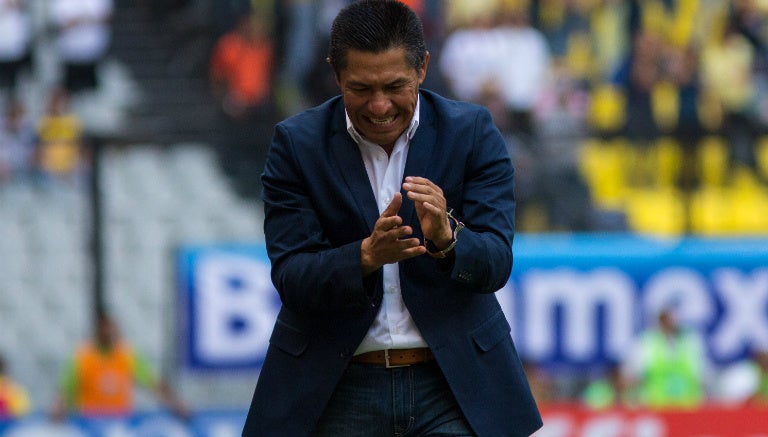 Ambriz durante un partido del América