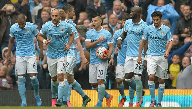 El Kun Agüero es felicitado por sus compañeros