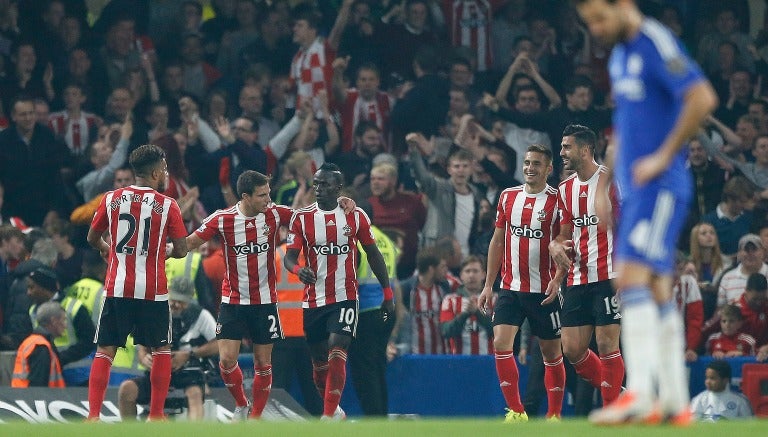 Southampton celebra uno de los goles en Stamford Bridge