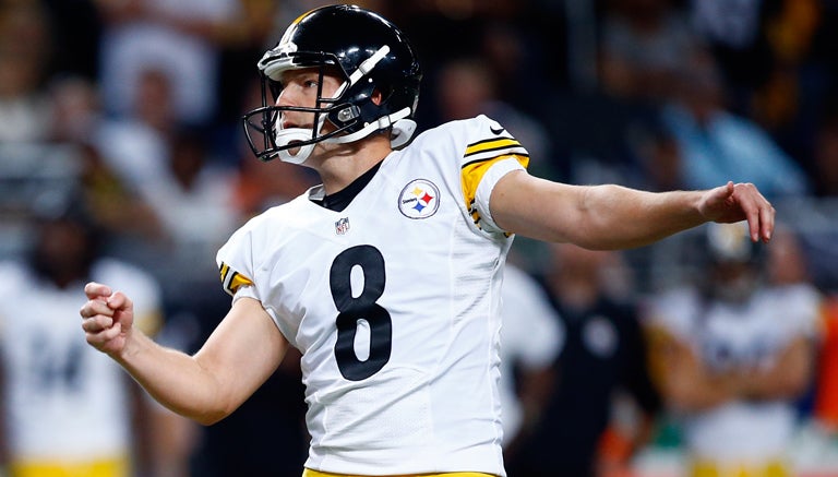 Josh Scobee realiza una patada con los Acereros