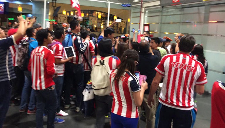 Aficionados, a la espera de que salgan las Chivas