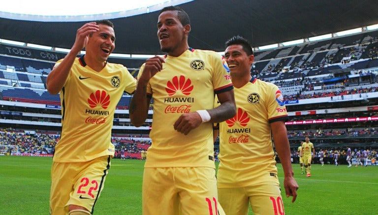 Jugadores del América festejan un gol