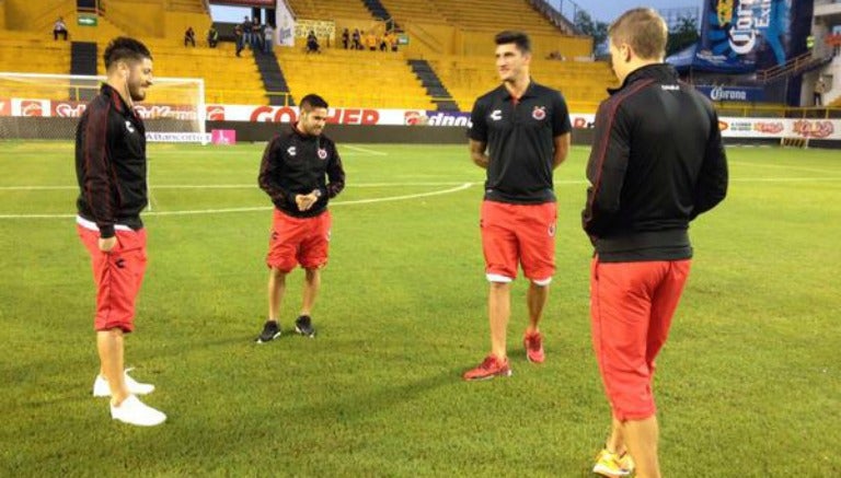 Jugadores de Veracruz analizando el estado de la cancha