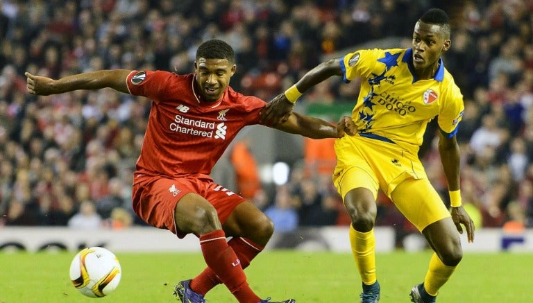 Jordon Ibe pelea un balón en el juego frente al Sion