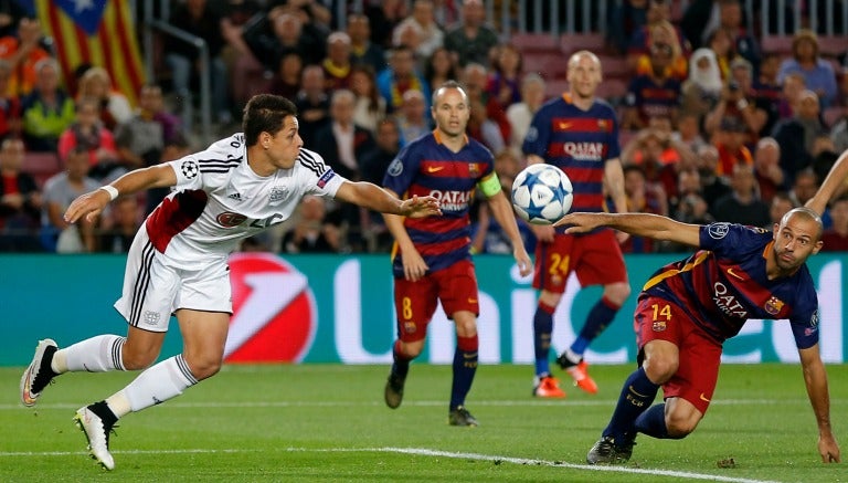 Chicharito en el partido frente al Barcelona