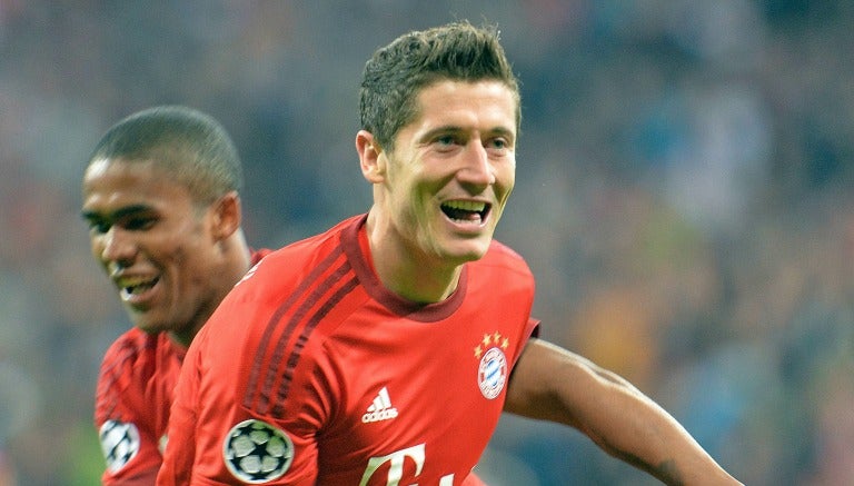 Robert Lewandowski festeja uno de sus cinco goles