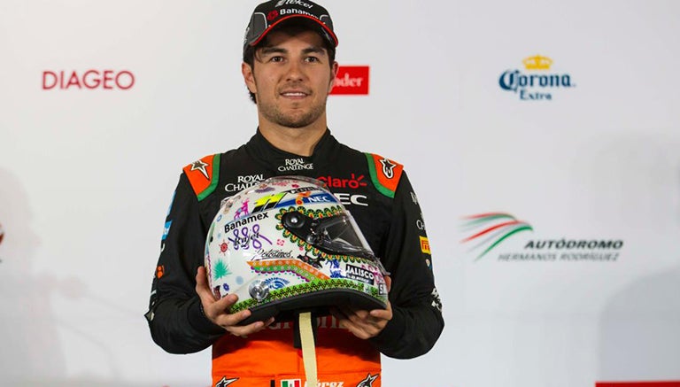 Checo Pérez muestra su casco para el GP de México