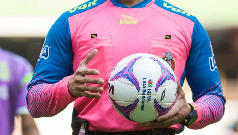 Uniforme de árbitro y balón 