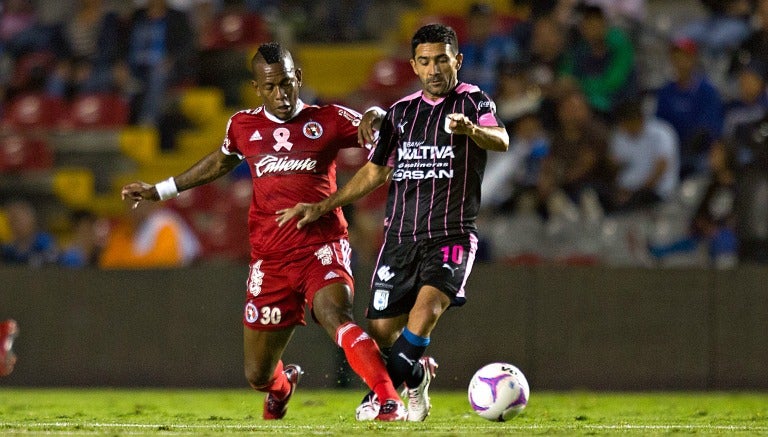 Sinha y Jiménez pelean por un balón