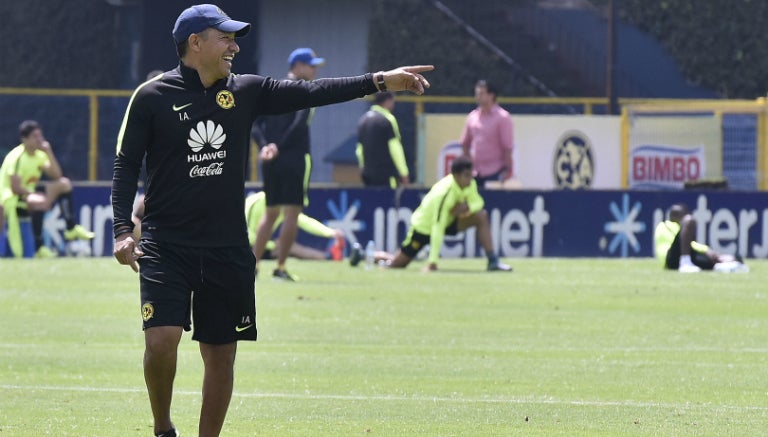 Ambriz en entrenamiento de las Águilas