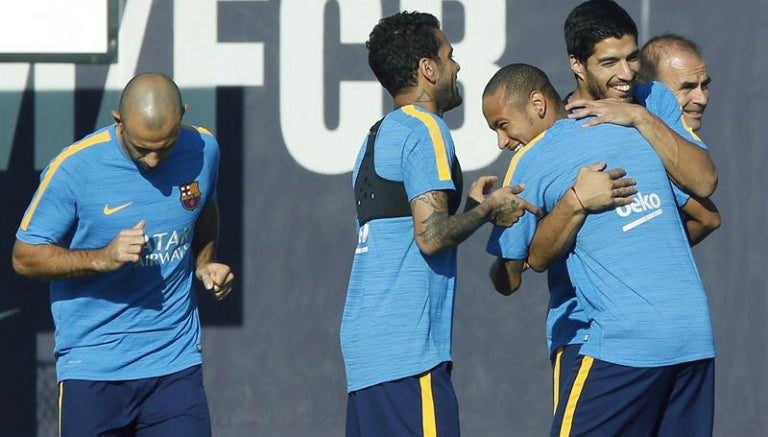 Suárez abraza a Neymar en entrenamiento del Barcelona