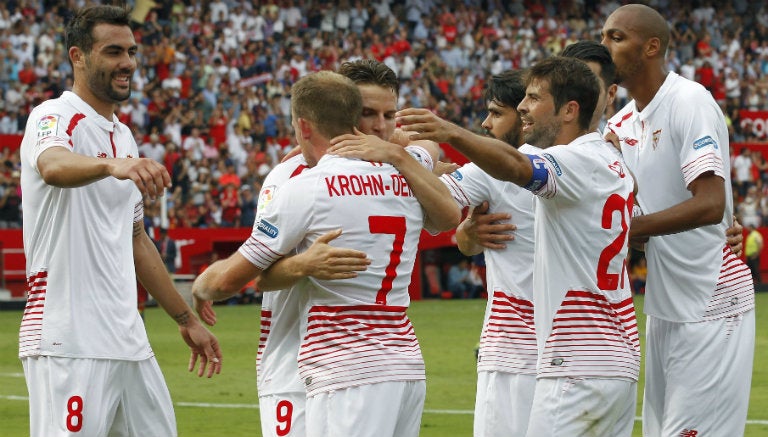 Jugadores del Sevilla festejan un gol