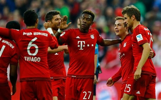 Jugadores del Bayern festejan uno de sus goles contra el Dortmund