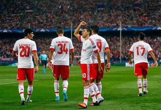 Jugadores del Benfica festejan una anotación 