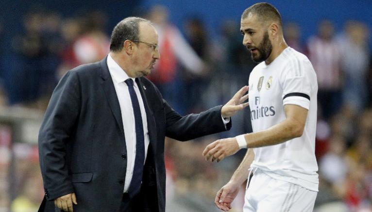 Rafa Benítez habla con Benzema durante el Derbi madrileño