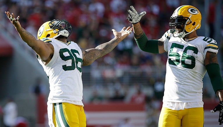 Mike Neal y Julius Peppers festejan durante el partido