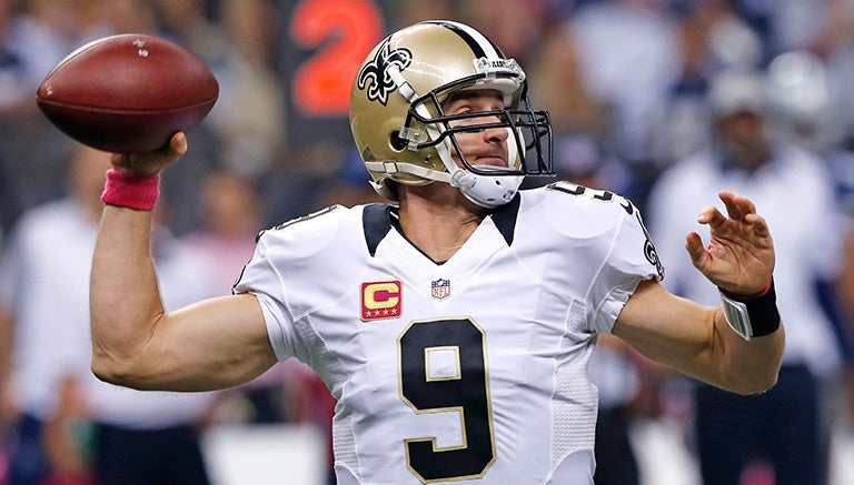 Drew Brees, lanzando un pase contra Dallas