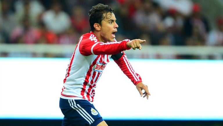 Omar Bravo celebra un tanto con el Rebaño