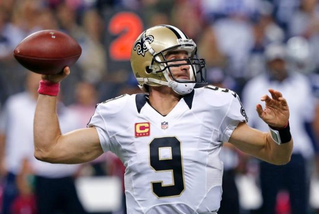 Drew Brees lanzando un pase en el duelo de esta noche frente a Dallas