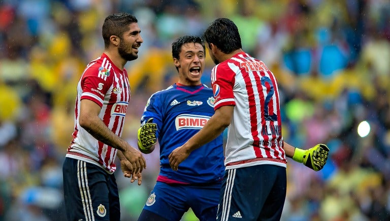 Jugadores de Chivas festejan un gol