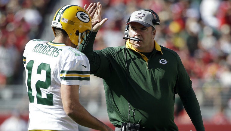 Mike McCarthy festeja con Aaron Rodgers